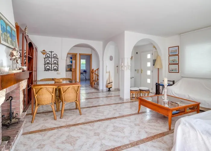 Villa Casa Acollidora: Beachside Comfort For 8 Near Center Platja d'Aro
