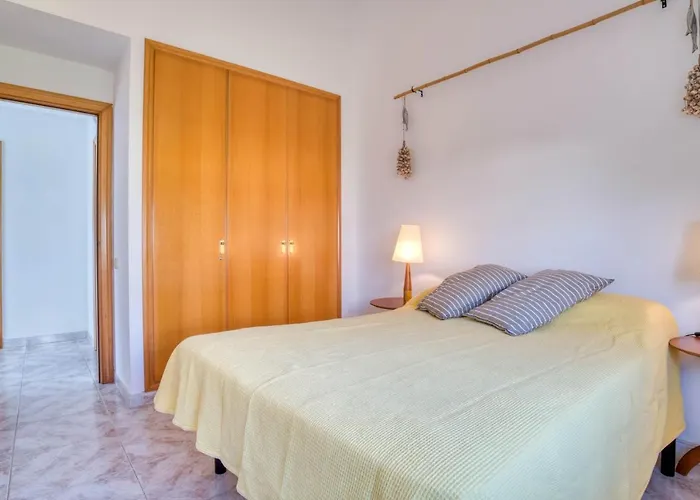 Casa Acollidora: Beachside Comfort For 8 Near Center