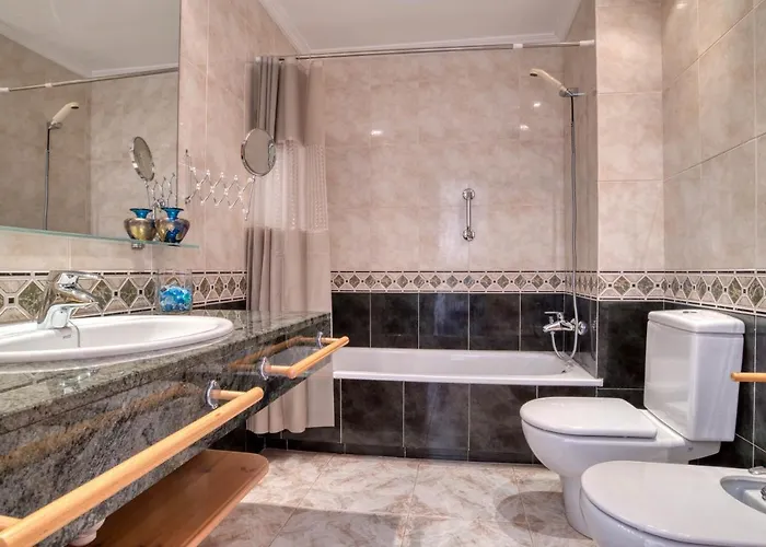 Casa Acollidora: Beachside Comfort For 8 Near Center *