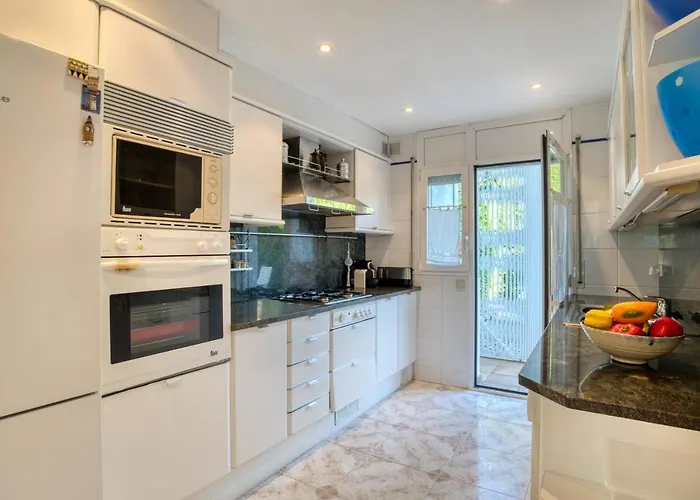 Casa Acollidora: Beachside Comfort For 8 Near Center *