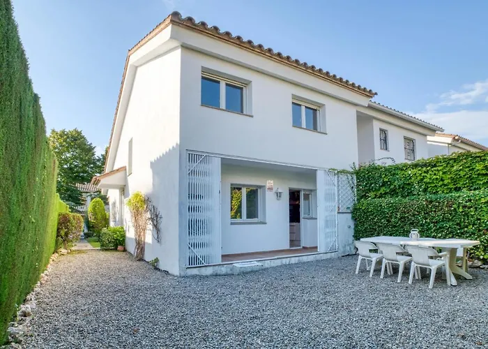 Casa Acollidora: Beachside Comfort For 8 Near Center *