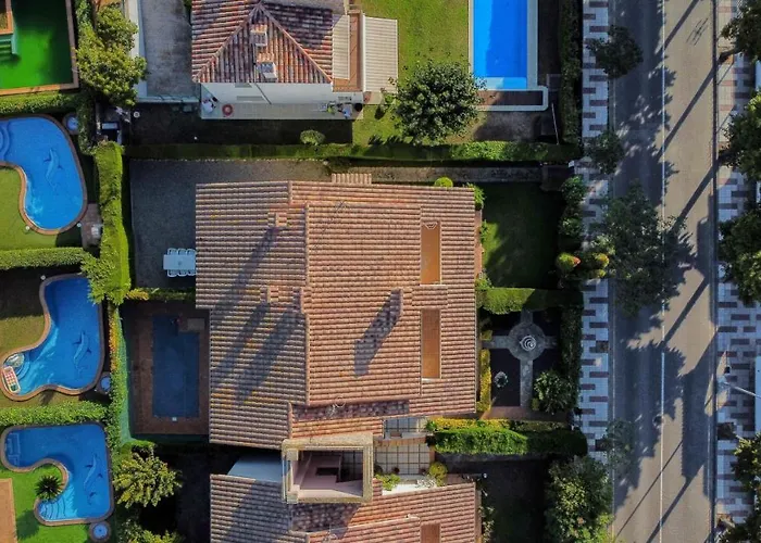 Casa Acollidora: Beachside Comfort For 8 Near Center *