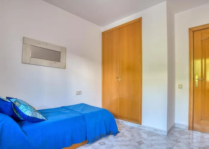 Casa Acollidora: Beachside Comfort For 8 Near Center