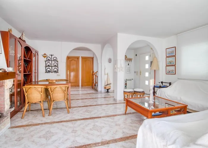 Villa Placa De La Sardana Casa Acollidora Per 8 Persones A 5 Minuts De La Platja Gran I Del Centre De *