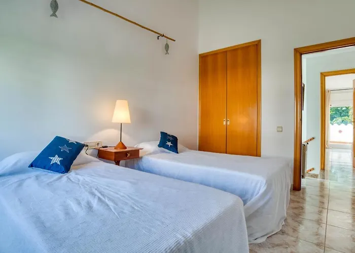 Villa Placa De La Sardana Casa Acollidora Per 8 Persones A 5 Minuts De La Platja Gran I Del Centre De